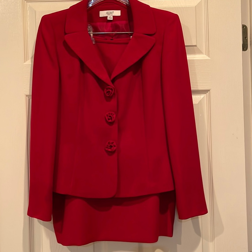 Skirt suit